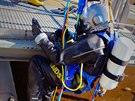 Snímek z hasiského cviení techniky pilbového potápní v jímce istírny...