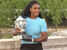 Serena Williamsová v Paíi pózuje s pohárem.
