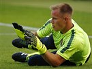 RYCHLE NA ZEM. Marc Andre ter Stegen pi tréninku fotbalist Barcelony.