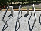 Park a amfite�tr v Plzni na Lochot�n� po rekonstrukci. Stojany na kola u...