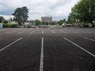 Povrch nového parkovit tvoí asfaltový recyklát, co je asfalt zbrouený z...