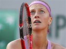 Petra Kvitová v osmifinálovém duelu Roland Garros s Timeou Bacsinszkou ze...