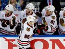 Teuvo Teräväinen pijímá gratulace od spoluhrá z chicagské stídaky.