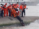 Záchranái vytahují z vody jednoho z peivích katastrofy (3. ervna 2015).