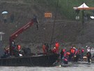 Záchranái potopenou lo narovnali pomocí jeábu (5. ervna 2015).