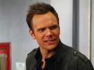 Joel McHale v seriálu Zpátky do �koly!