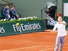 Lucie afáová na Roland Garros ped utkáním s Marií arapovovou.