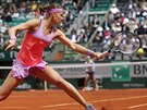 Lucie afáová bhem osmifinálového duelu Roland Garros s Marií arapovovou.