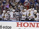 Hokejisté Chicaga Blackhawks slaví první výhru ve finále Stanley Cupu.