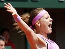 Lucie afáová se raduje z deblového titulu na Roland Garros.