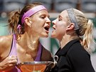Lucie afáová (vlevo) a Bethanie Matteková-Sandsová s trofejí pro vítzky...