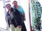 Snímek z bezpenostní kamery, která zachytila dv zlodjky v jiínském obchodu...