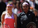 NÁSTUP. Finalistky enské dvouhry na Roland Garros - vlevo Lucie afáová,...