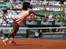 Serena Willamsová pi returnu ve finále Roland Garros