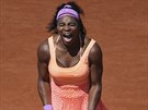 Serena Williamsová a její radost po vítzném prvním setu ve finále Roland Garros