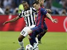 Patrice Evra z Juventusu (vlevo) a Lionel Messi z Barcelony v souboji o balón