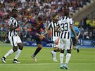 Útoník Barcelony Neymar (druhý zleva) pálí na branku Juventusu.