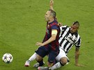 Andrés Iniesta z Barcelony (vlevo) padá na zem po souboji s Arturem Vidalem z...