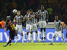 Lionel Messi kope volný pímý kop ve finále Ligy mistr proti Juventusu.