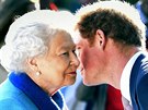 Britská královna Alžběta II. a její vnuk princ Harry (Londýn, 18. května 2015)