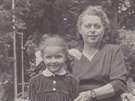 Jitka Zelenková s babikou Renou (1956)