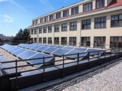 Solární panely na střeše základní školy v Kunraticích.