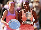 TY NEJLEP ENY ROLAND GARROS 2015. Vpravo pzuje s trofej pro vtzku Serena...