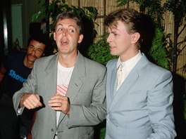 Zpvci Paul McCartney a David Bowie na londnskm multikoncertu Live Aid (1985)