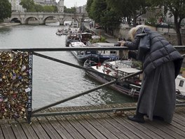 ena si poizuje snímek zábradlí, na kterém jet visí tisíce zámk lásky (1....