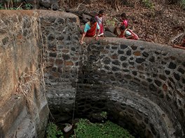 Spodní voda ze studen je v Indii hlavním zdrojem pitné vody, v období bez de...