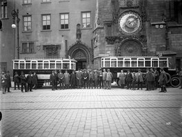 Slavnostní zahájení provozu autobus ped Staromstskou radnicí 20. ervna 1925.