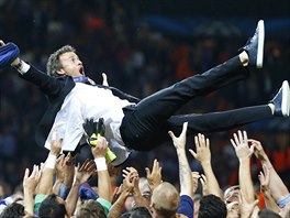 Luis Enrique, trenr fotbalist Barcelony, nad hlavami hr po vtznm finle...