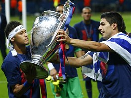 Neymar (vlevo) a Luis Surez s pohrem pro vtze Ligy mistr. Barcelona ve...
