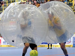 Momentka z bublinovho duelu fotbalist Teplic a hokejist Litvnova.