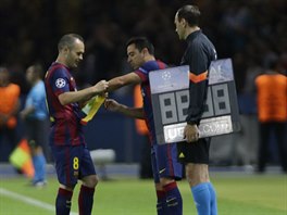 Xavi Hernández (vpravo) pebírá kapitánskou pásku od Andrése Iniesty ve finále...