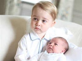 Britský princ George a jeho sestra princezna Charlotte na snímku, který v...