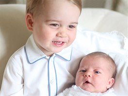 Princ George a jeho sestra princezna Charlotte na snímku, který v polovin...