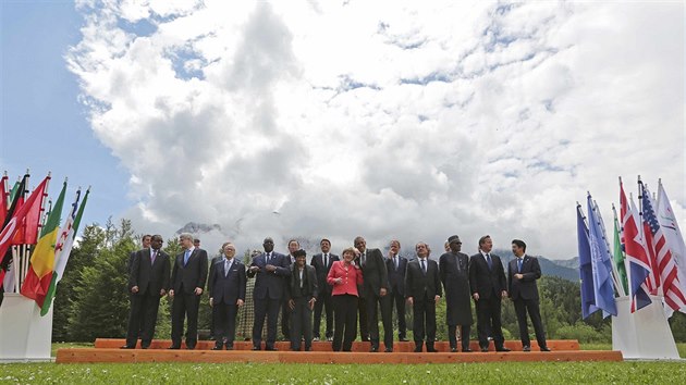 Sttnci vetn nmeck kanclky Angely Merkelov a americkho prezidenta Baracka Obamy na focen u pleitosti  summitu G7 v Nmecku. (8. ervna 2015)