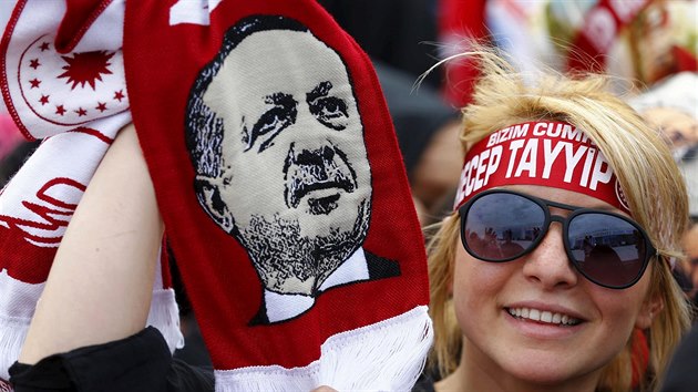 Fanynka tureckho prezidenta Erdogana na oslavch 562. vro dobyt Istanbulu Osmany. (30. kvtna 2015)