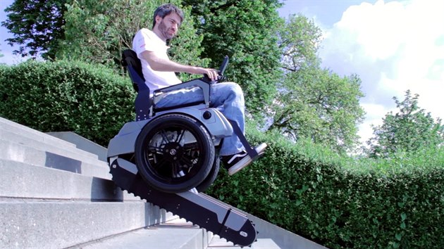 Švýcarští studenti navrhli vozík, který umožní handicapovaným do schodů -  iDNES.cz