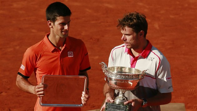 DOBOJOVNO. S trofej pro vtze pekvapiv pzuje Stan Wawrinka (vpravo), na Novaka Djokovie zbyl tc pro poraenho finalistu.