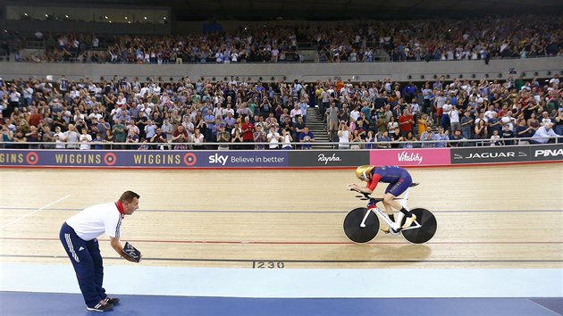 Bradley Wiggins  maká londýnském olympijském velodromu. Jeho snaha byla odměněna - je novým držitelem rekordu v hodinovce.