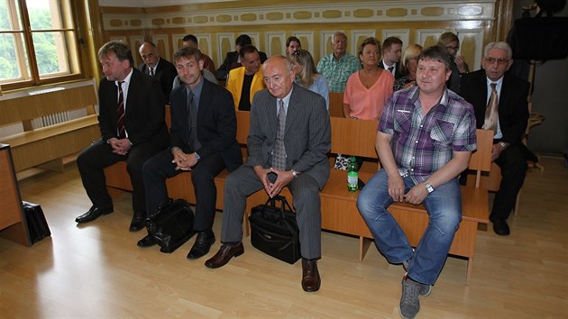 Bývalí i současní zastupitelé Košťan před soudem. 