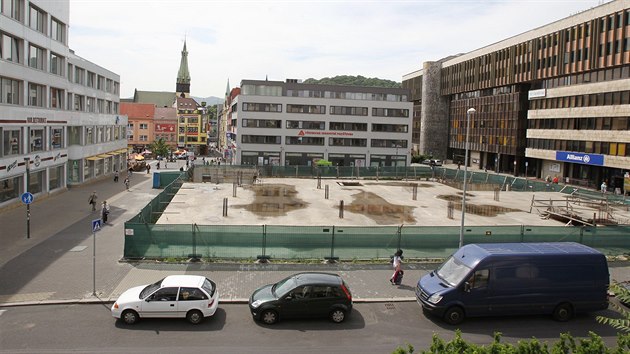 Vce ne est let hyzd steck centrum dra, kde u dvno ml stt kancelsk dm, jeho investorem mla bt firma UDES. Jedinou novinkou je, e betonov jmka na Mrovm nmst vedle palce Zdar se nyn deratizuje.