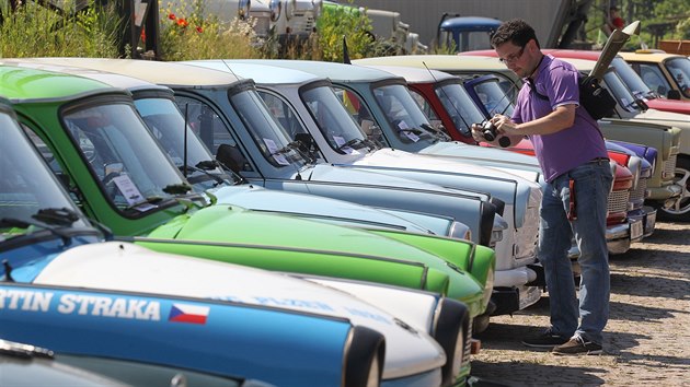 Trabant a wartburg se na sraz sjelo pes padest.