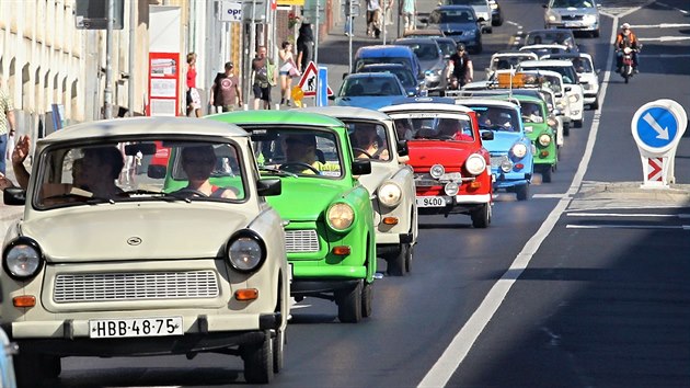 Spanil jzda trabant vedla i pes centrum st nad Labem.