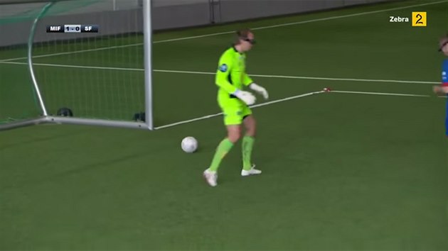 Fotbalist se pokouej hrt pi sledovn hit z ptaho pohledu.