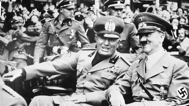Adolf Hitler (vpravo) a Benito Mussolini při schůzce v roce 1938 v Mnichově