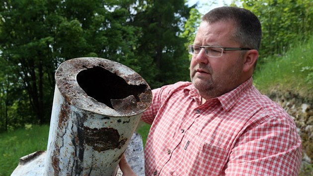 editel sokolovskho muzea Michael Rund  ukazuje komnek z lgrovho barku nalezen ve skrvce v tboe Svornost na naun stezce Jchymovsk peklo.