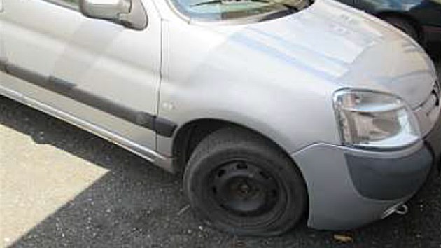 Vandal v Beov proezal trnct pneumatik u osmi aut.